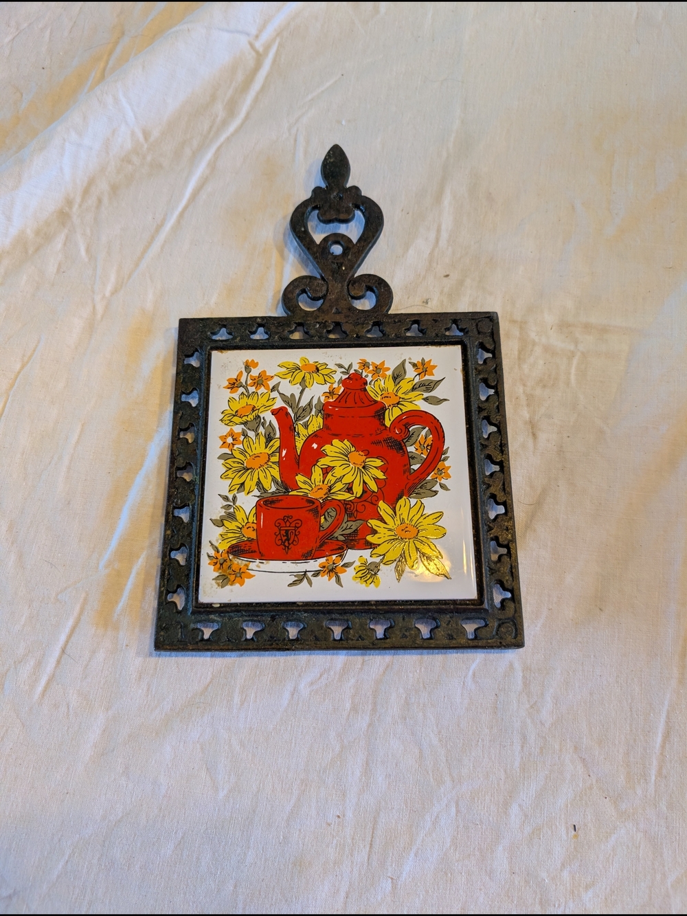 2/30$ Vintage Red Teapot & Yellow Flower Tile Trivet With Cast Iron